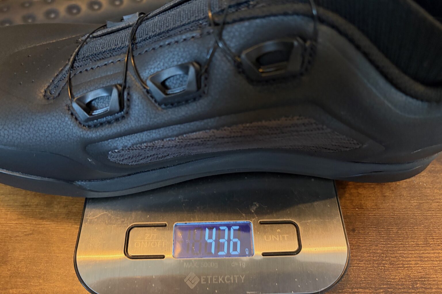 the right foot size 43.5 Chamber Trail shoe on the scale with a weight of 436 grams