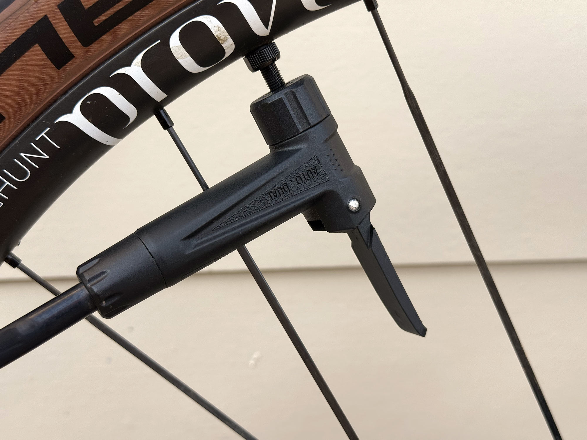 closeup of pump head on feedback pneuma cc floor pump.
