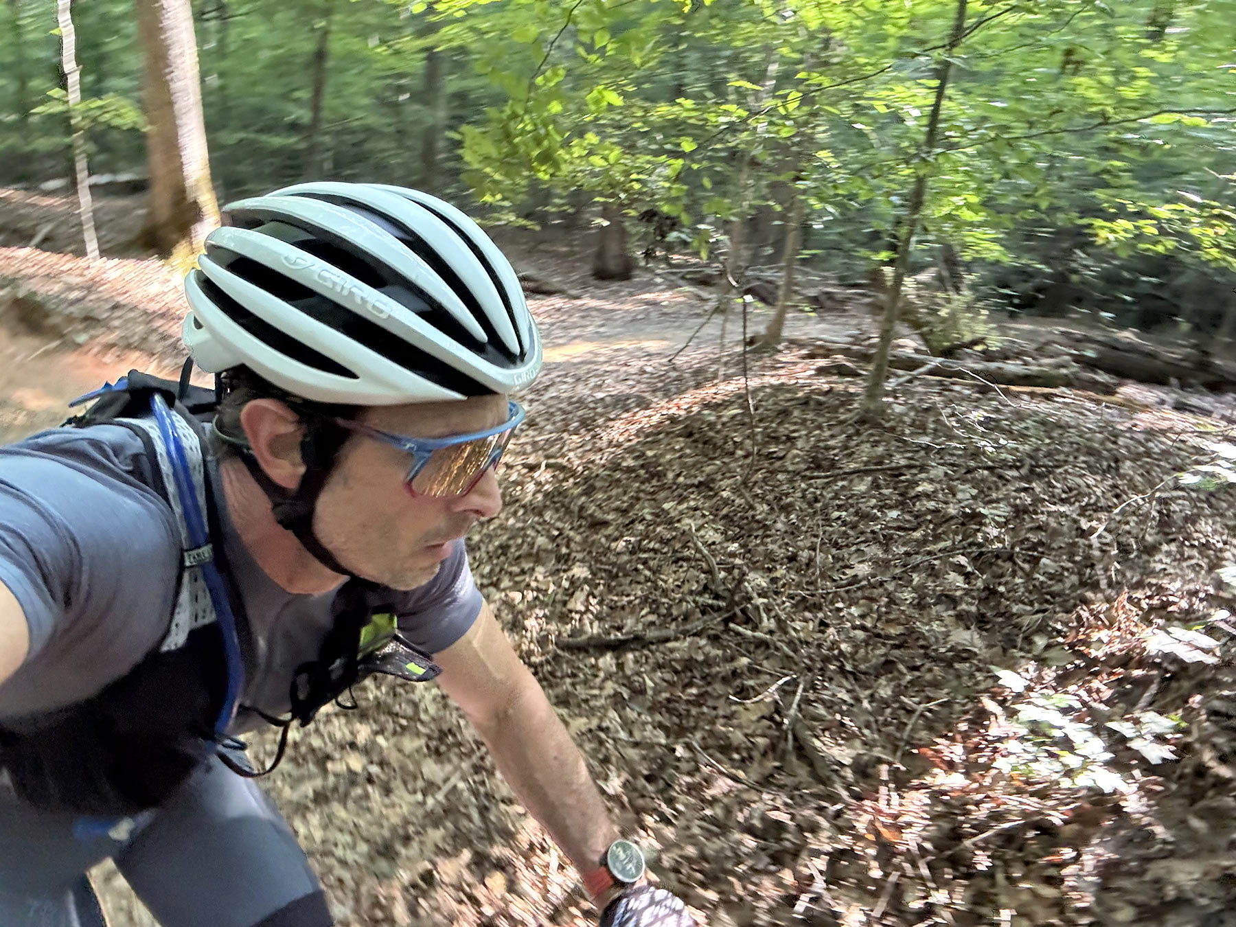 cyclist wearing tifosi moab sunglasses.