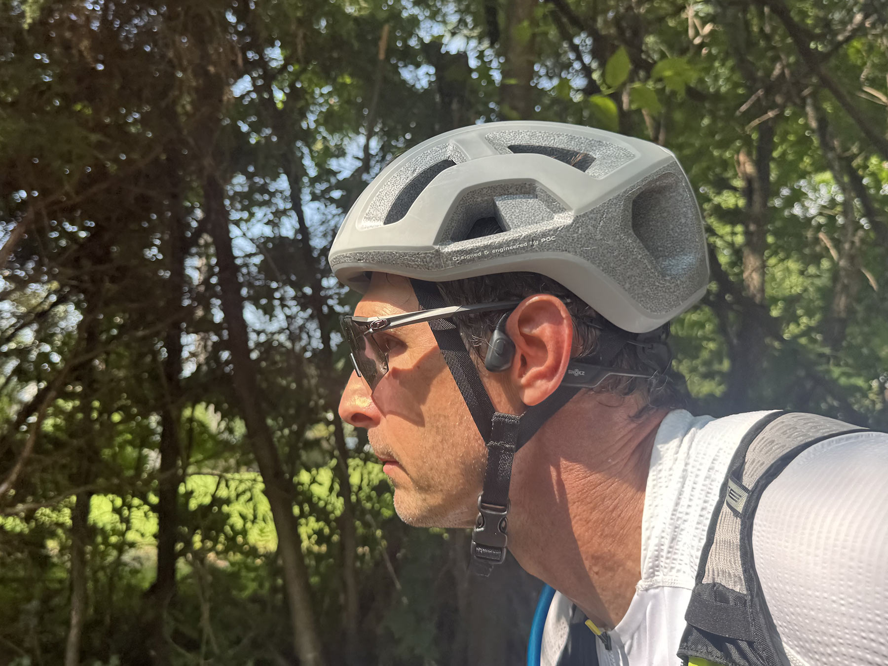 cyclist wearing tifosi moab xc sunglasses.