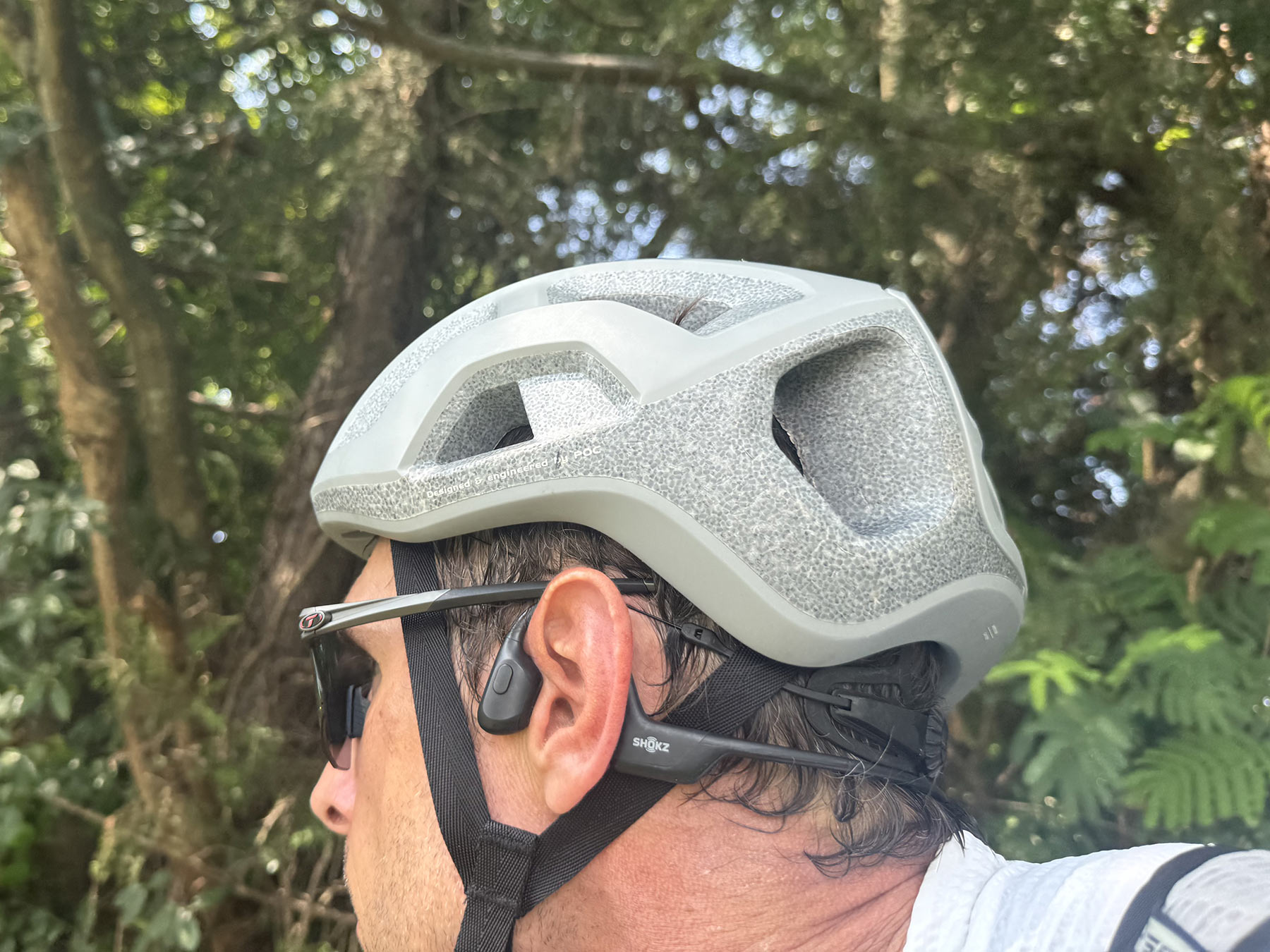 cyclist wearing tifosi moab xc sunglasses.