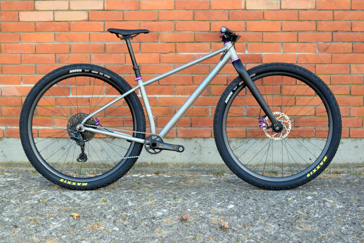 Jeronimo Lorenzo Ti 32er Refines Nordest Design For Cleaner Downcountry Builds
