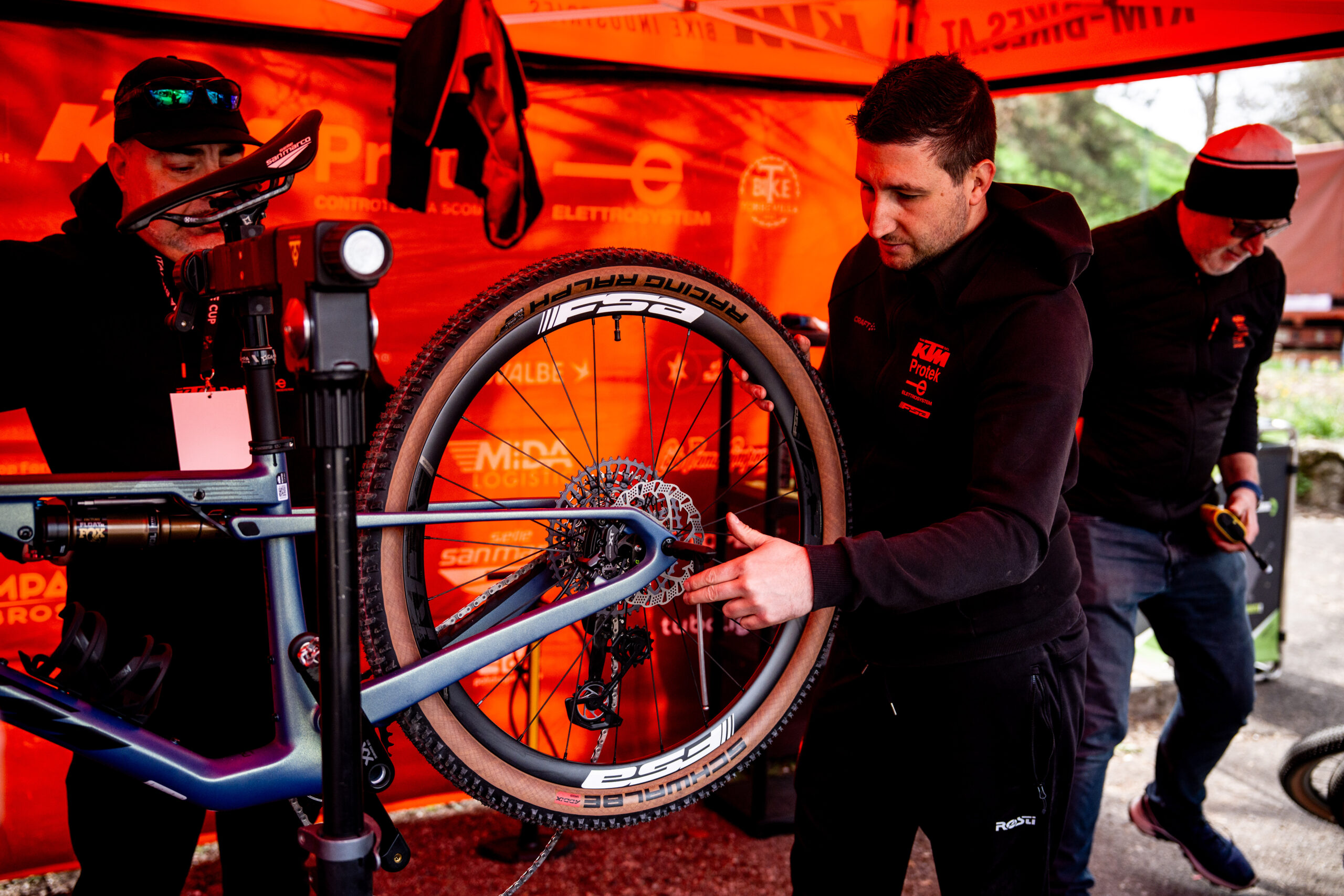 FSA KFX i30 Wheelset behind the scenes ready