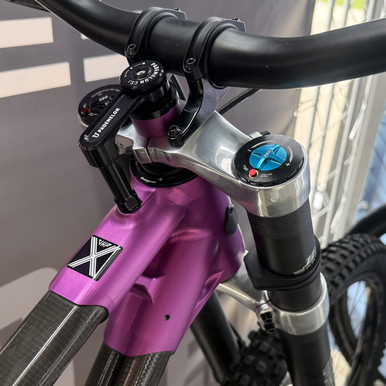 Kavenz VHP X custom modular high-pivot carbon & aluminum mountain bike: steering damper