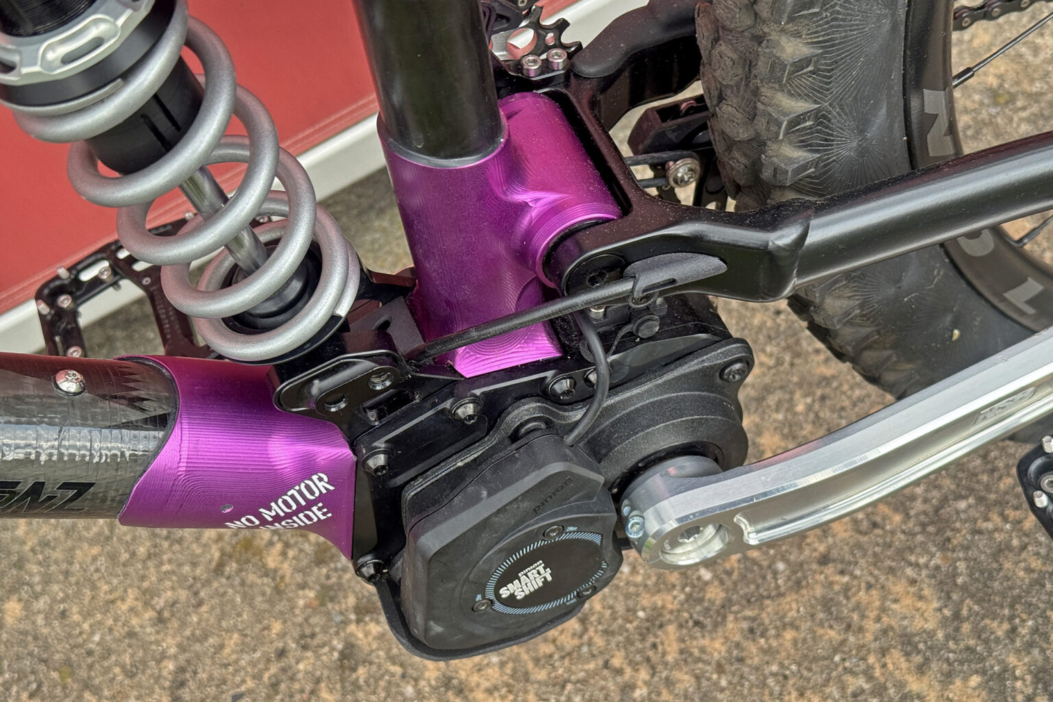 Kavenz VHP X custom modular high-pivot carbon & aluminum mountain bike: gearbox in the main frame