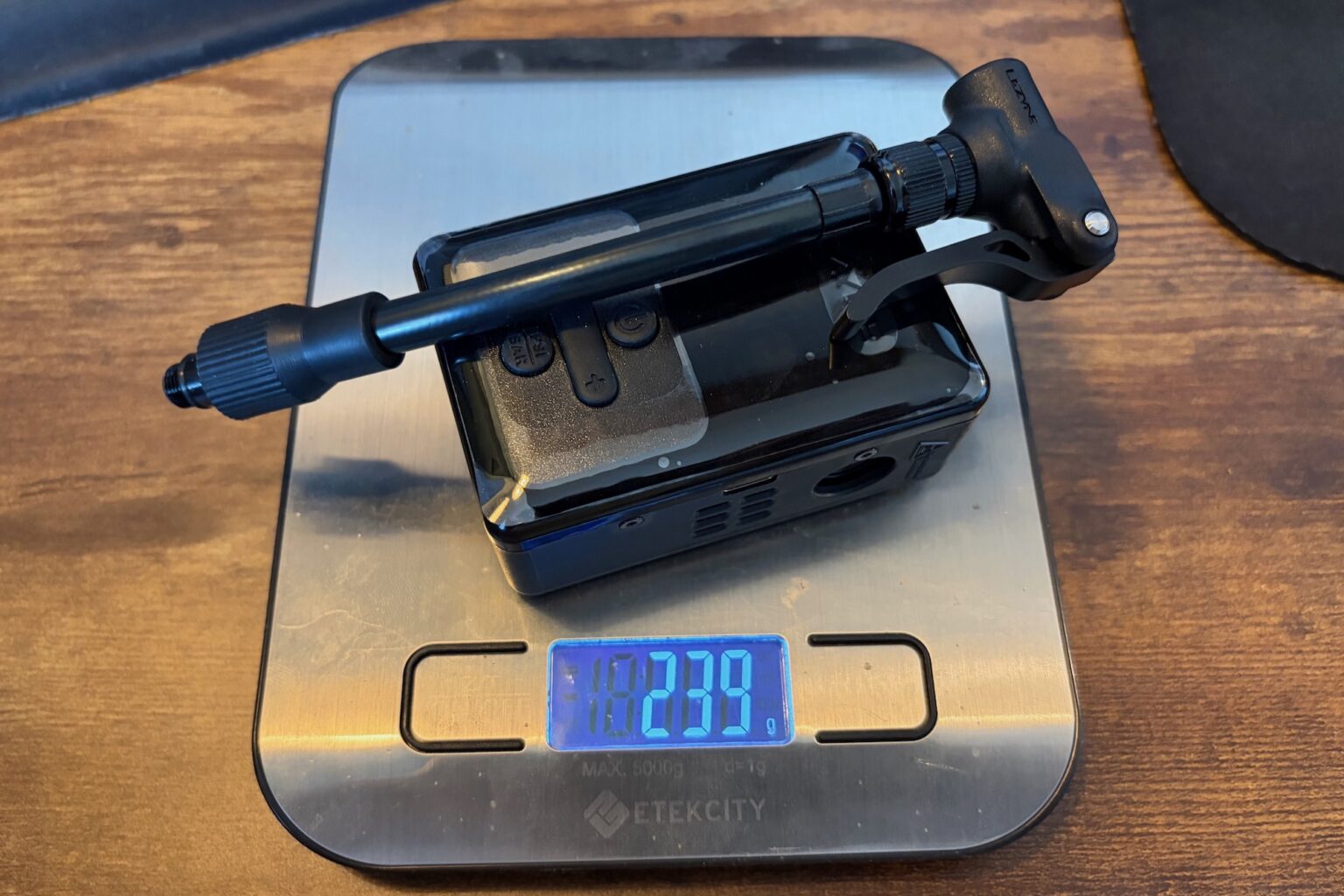 The E-Drive and its extension hose on a scale with a 239 gram weight