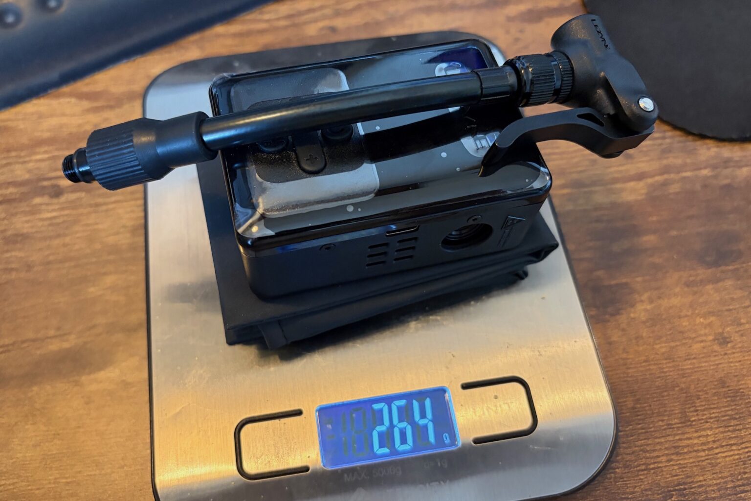The E-Drive and its extension hose and storage bag on a scale with a 264 gram weight