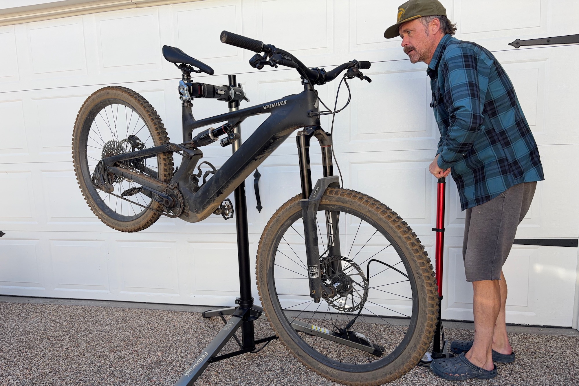 Feedback Sports Pro Air Lift Review: Portable Repair Stand Does the Heavy Lifting for You