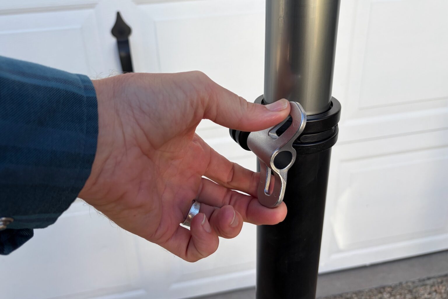 the metal knob to secure the main tubes on the Pro Air Lift repair stand.