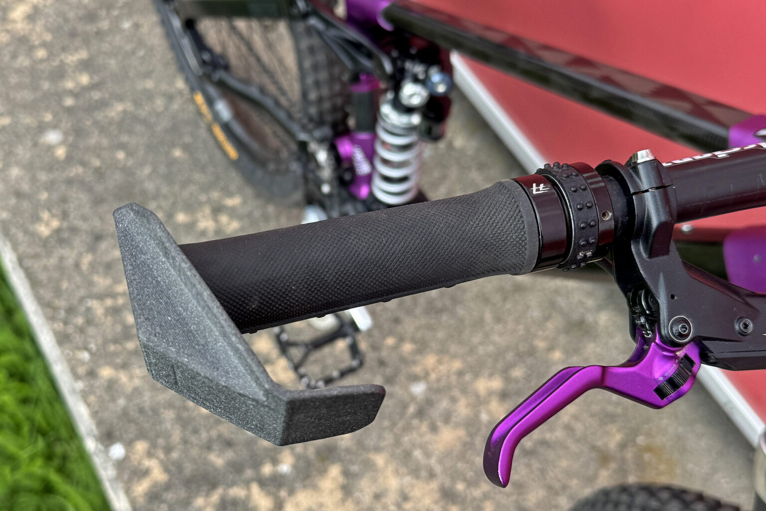 Sleek Zirbel Grip Shifter for Pinion & Prototype Spied on Hi-Pivot Kavenz VHP X Gravity MTB