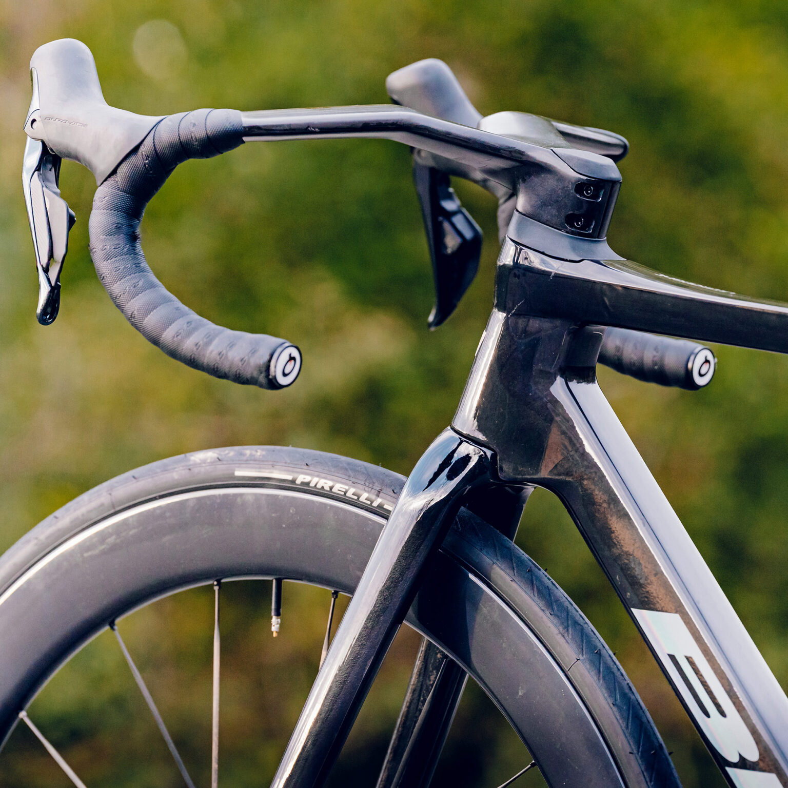 2027 BH Ultralight and aerodynamic carbon road bike: front end