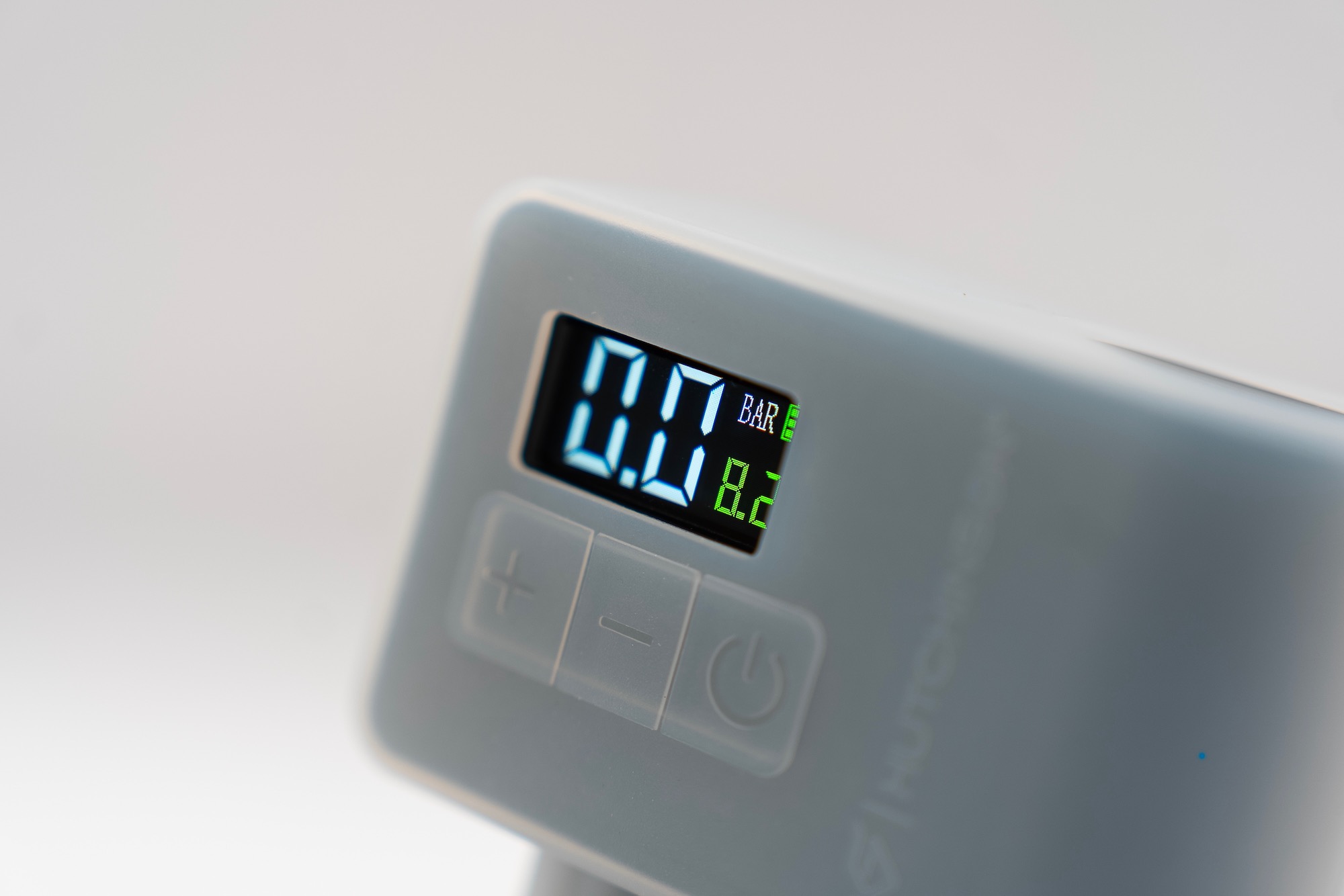 studio image of the Hutchinson FlashAir inflator's digital display screen