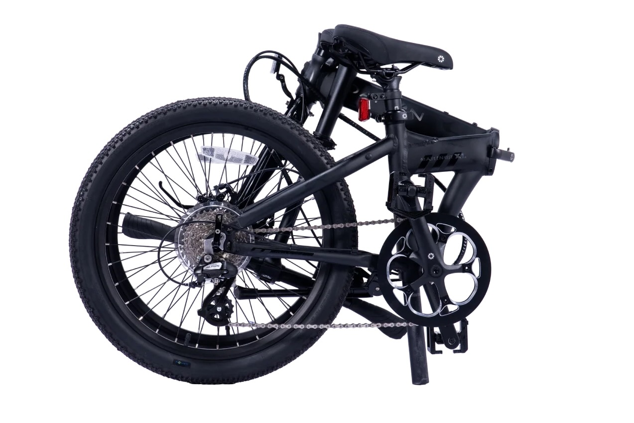 studio image of the Dahon Mariner XL in its folded size