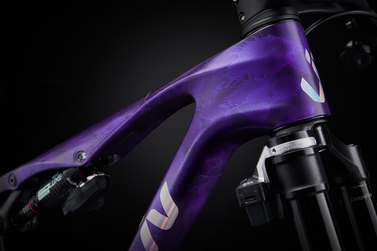 studio image of the Pique Advanced SL SE front triangle showing the custom paint