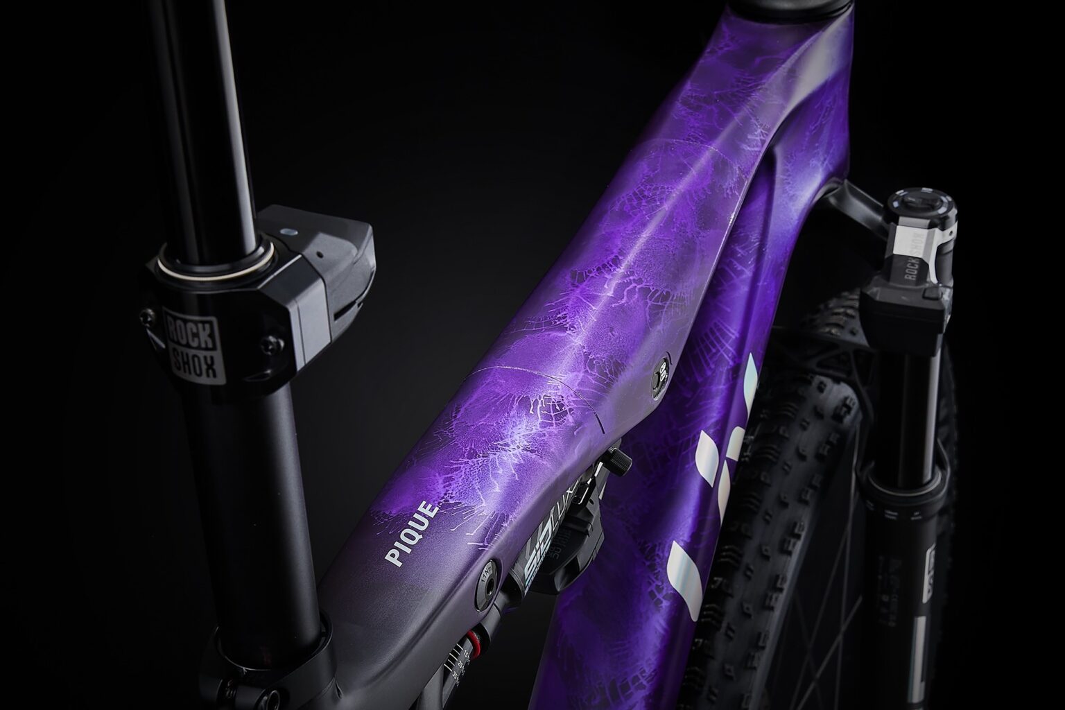 studio image of the Pique Advanced SL SE front triangle showing the custom paint