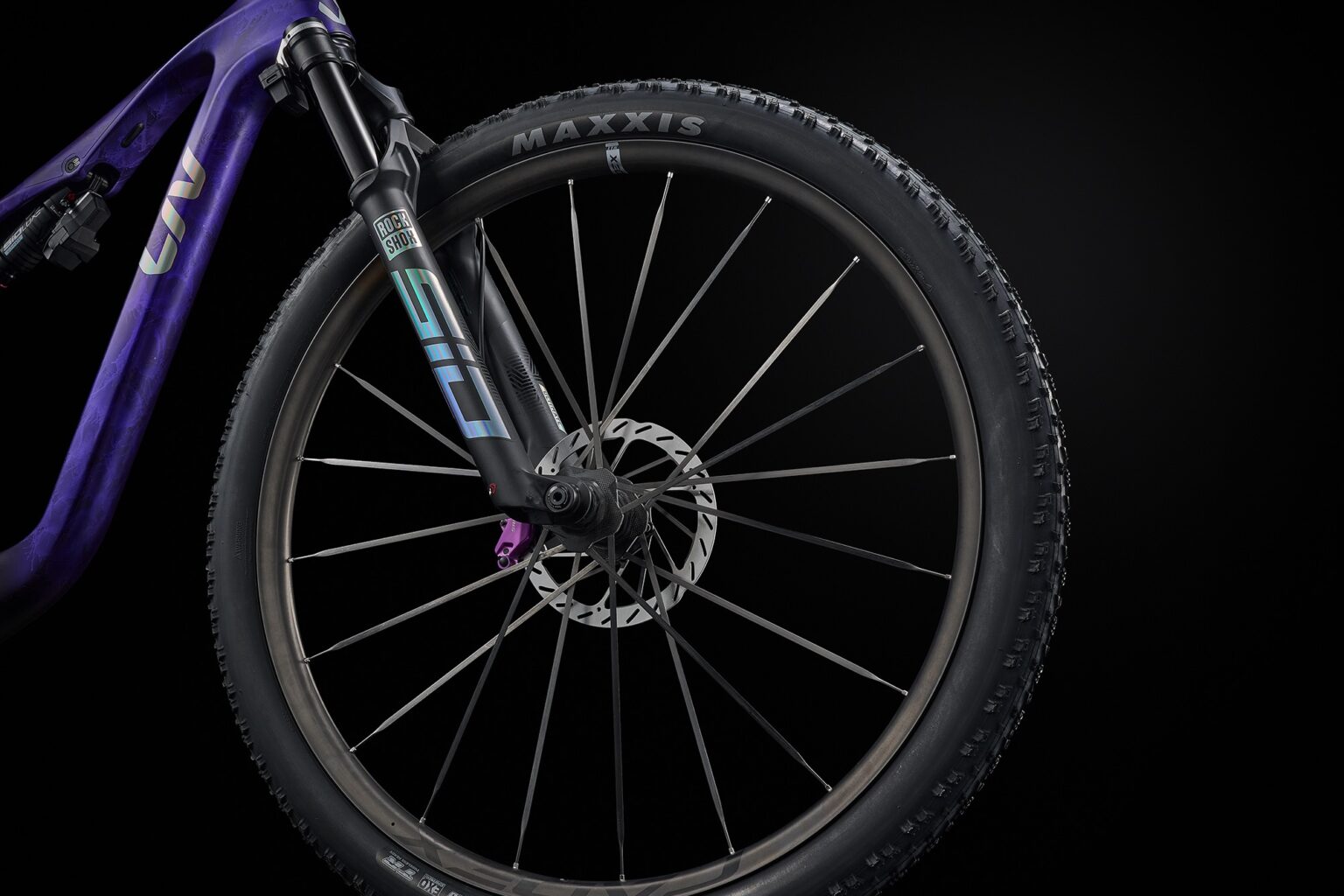 studio image of the Pique Advanced SL SE showing the Cadex wheels