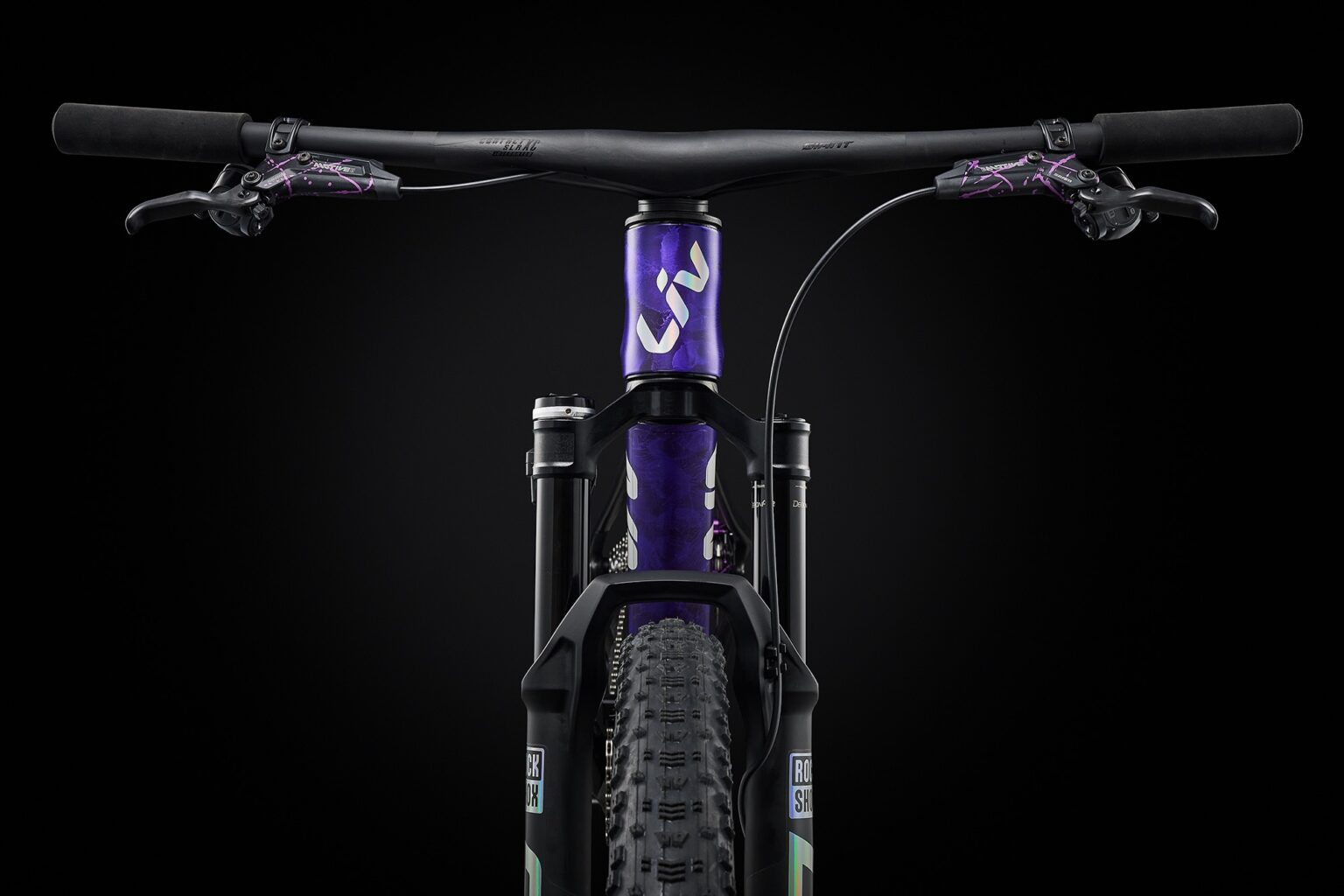 studio image of the Pique Advanced SL SE showing the integrated cockpit.