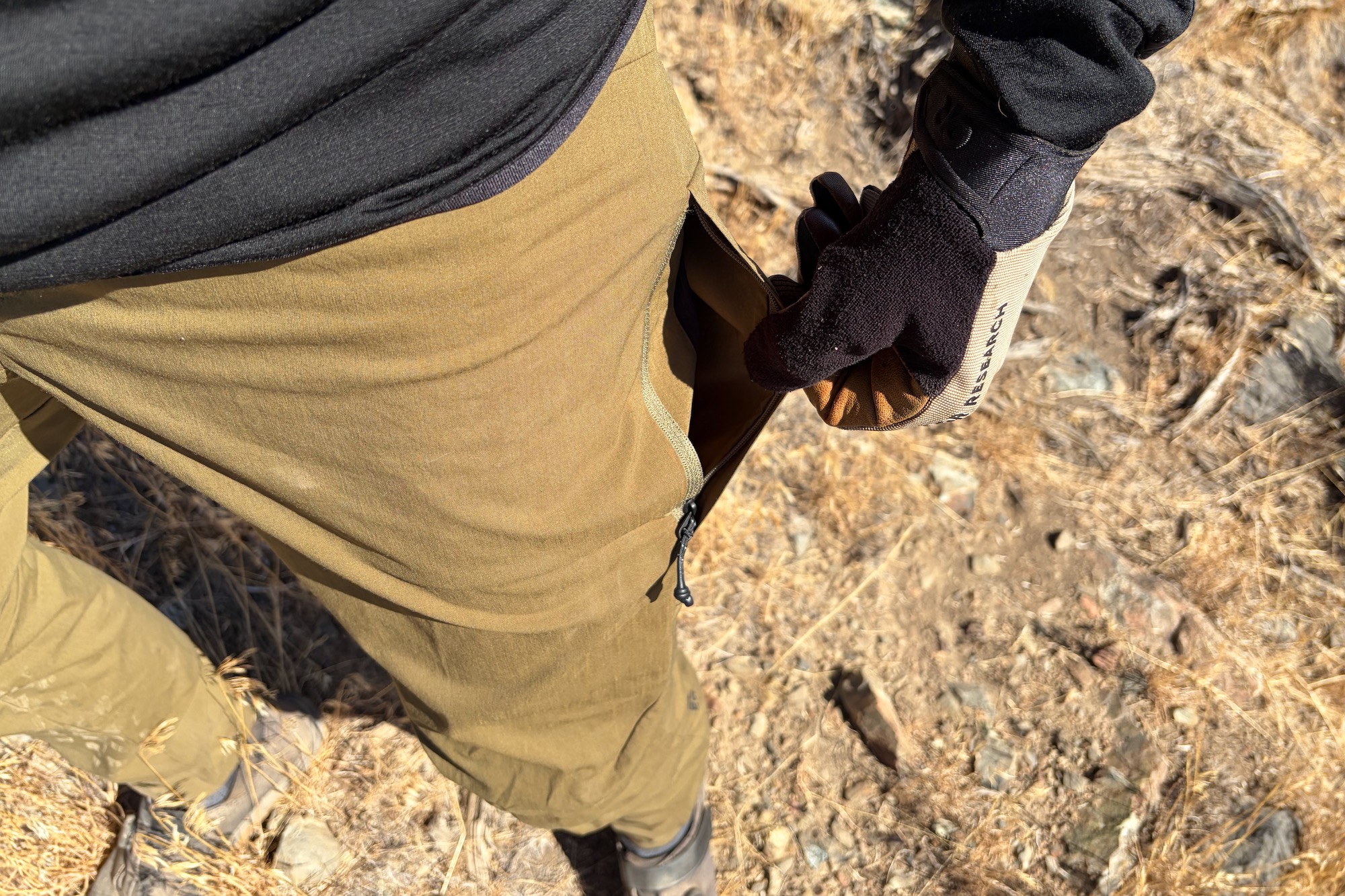 the backloading thigh pockets on the Mons Royale Diversion pants