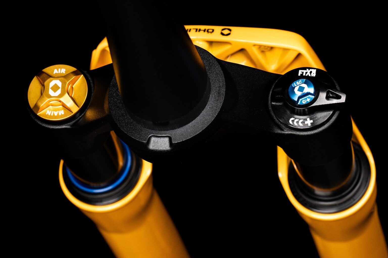 studio image showing a close view of the FTX14 damper knob on the Ohlins gravel fork