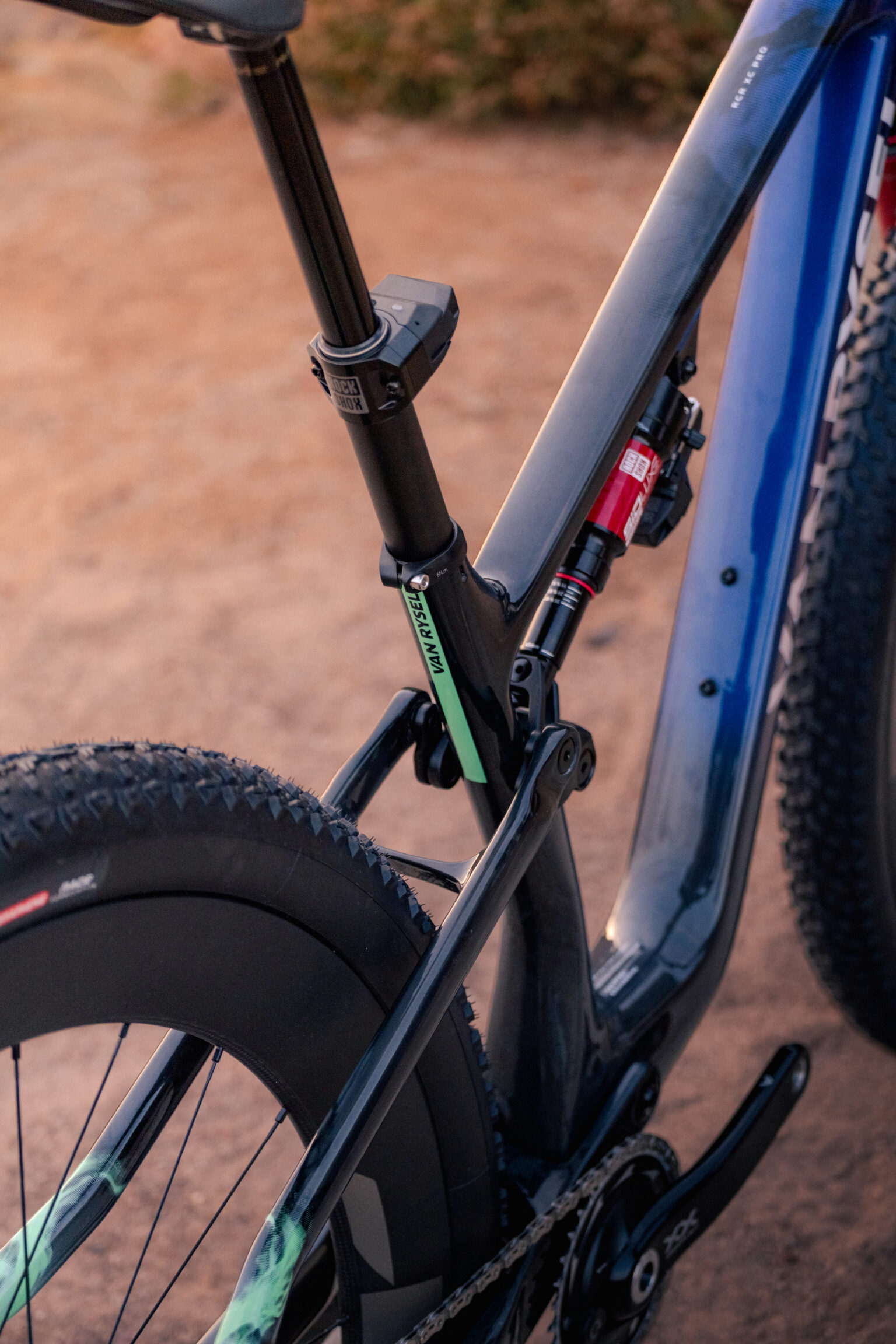 the rear suspension linkage on the Van Rysel RCR-XC bike