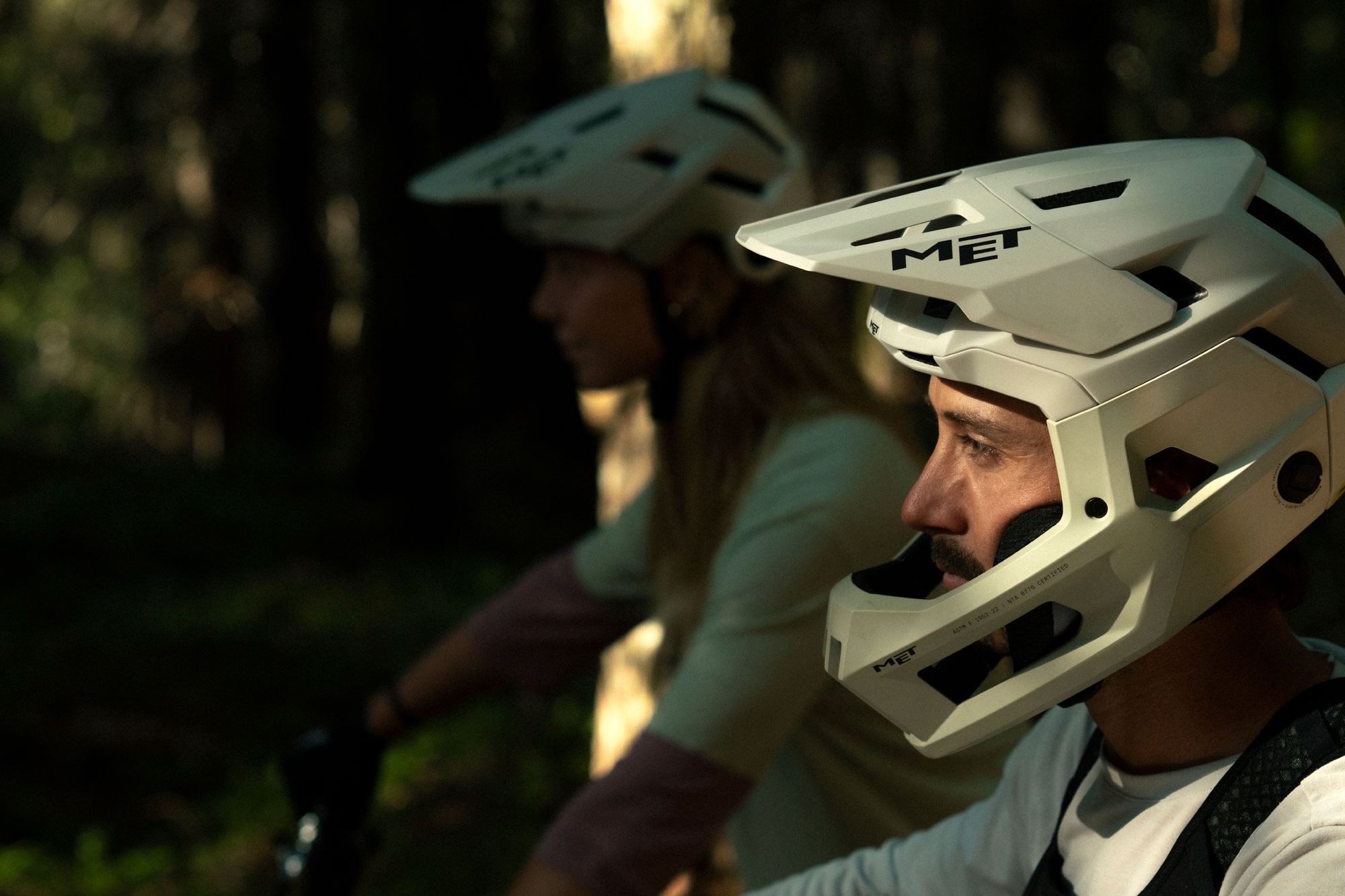 MET Launches the Next Generation of Its Convertible Full-Face, the Parachute MCR 2